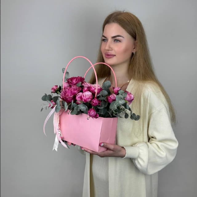 Розовый букет в сумке: пионовидные розы с эвкалиптом.
