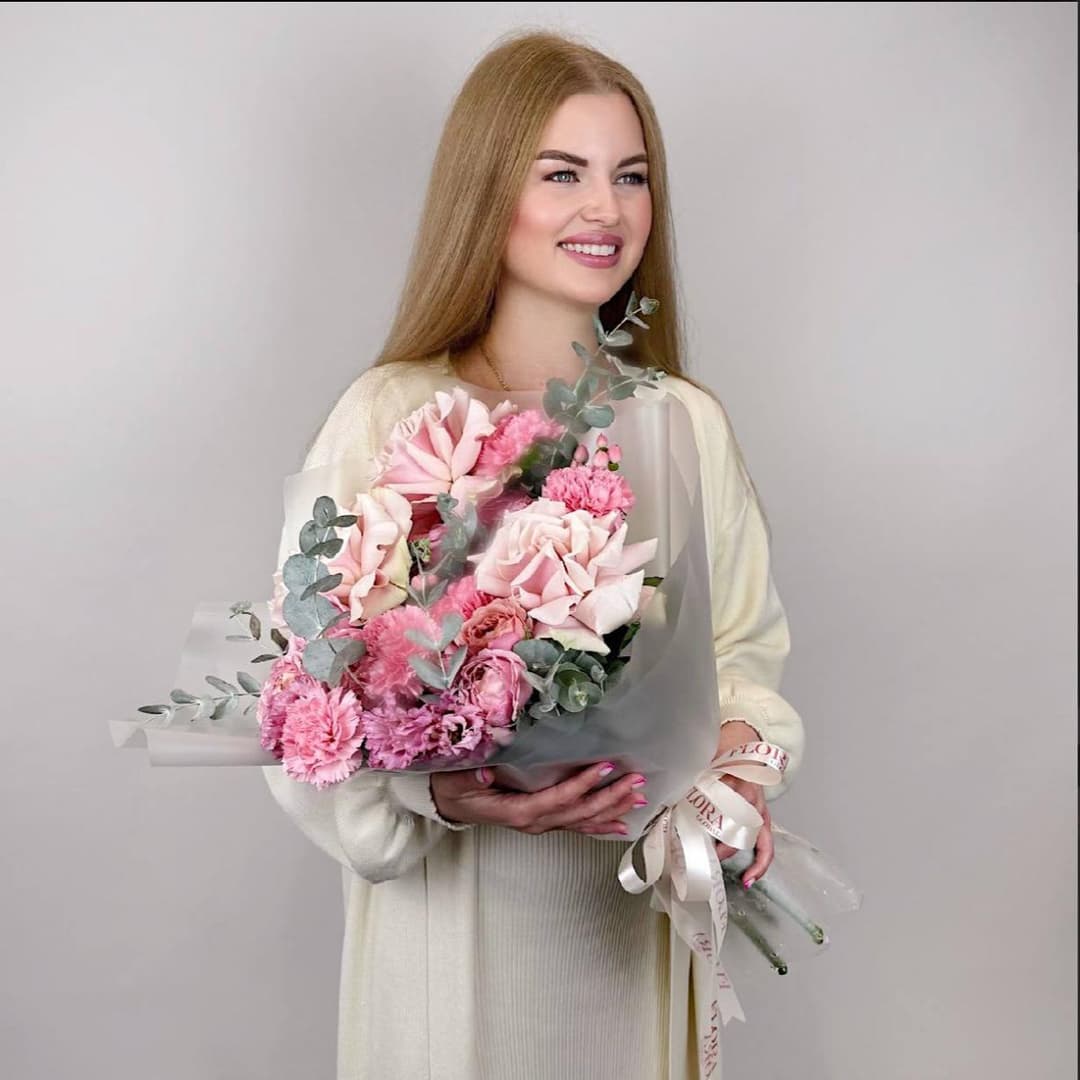 Нежный букет с пудровыми розами и розовыми гвоздиками