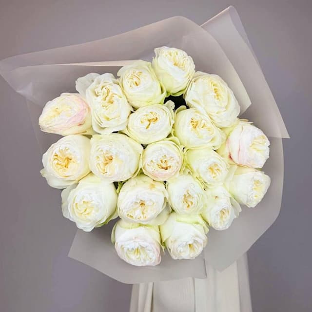 Изысканная охапка белых пионовидных роз Aurora — 320 ₽/шт