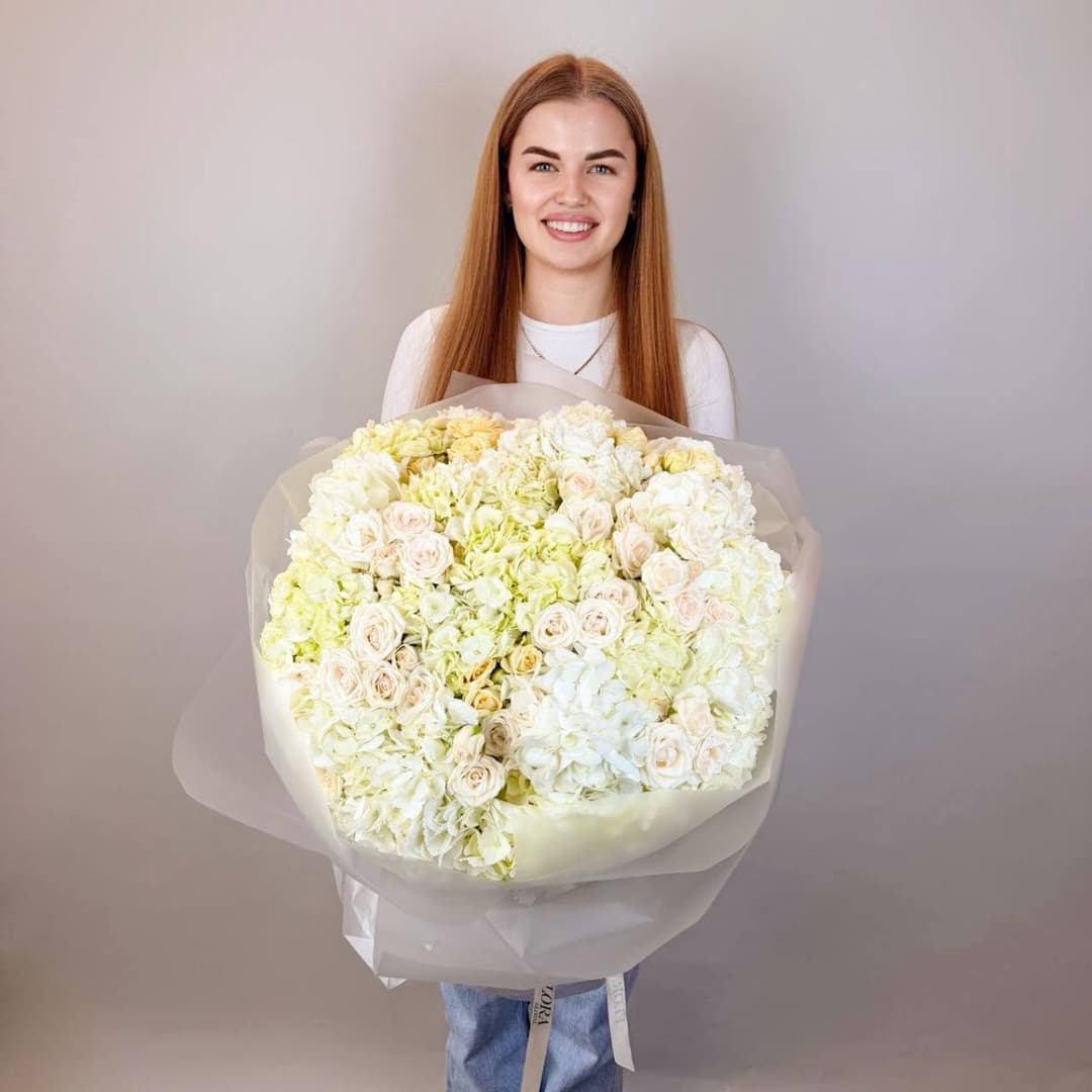 Роскошный букет: белая гортензия и кустовые розы