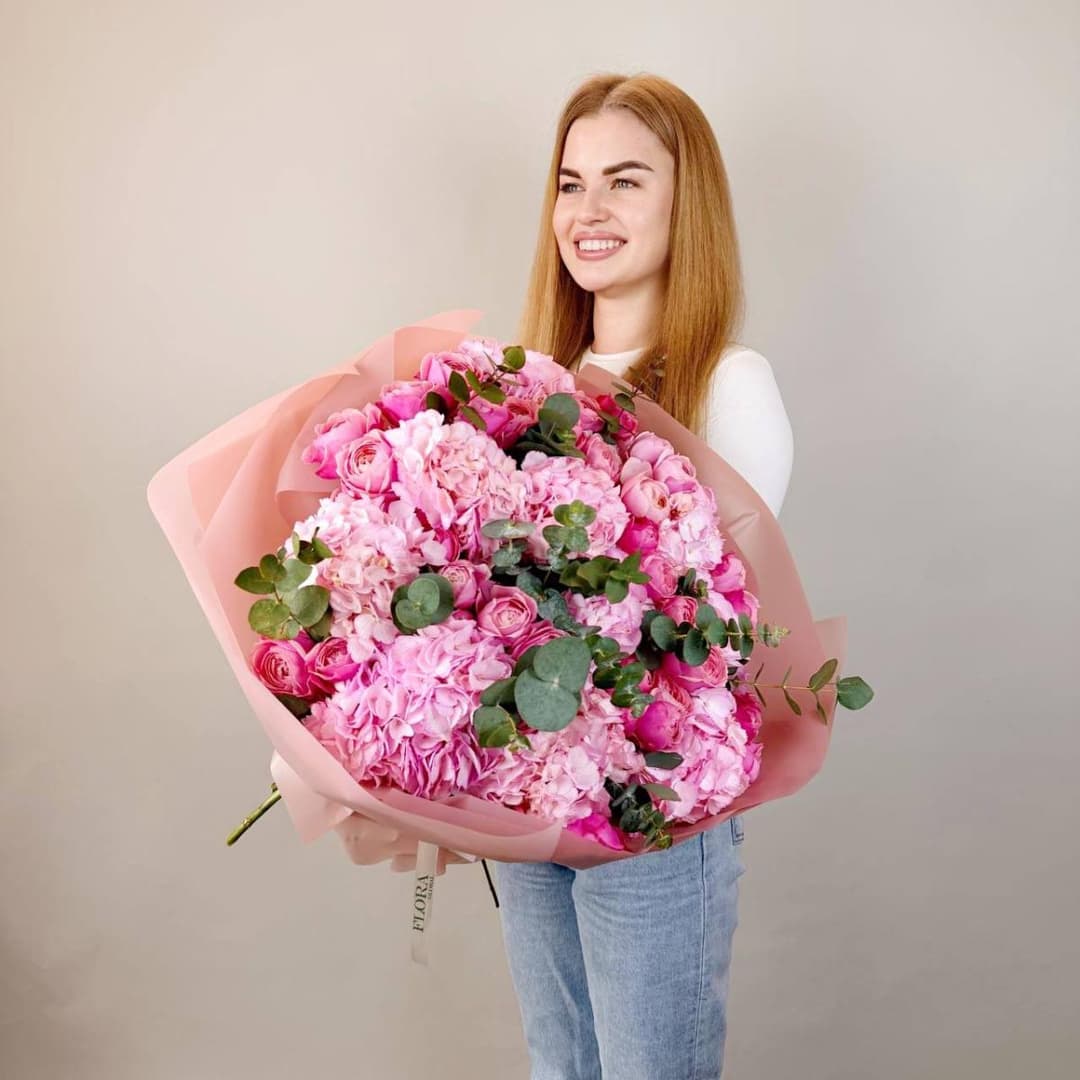 Розовый букет: гортензия, кустовые розы и эвкалипт