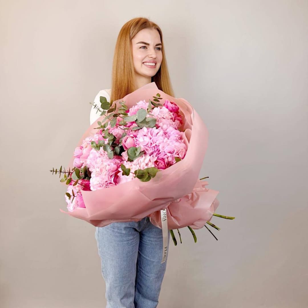 Розовый букет: гортензия, кустовые розы и эвкалипт