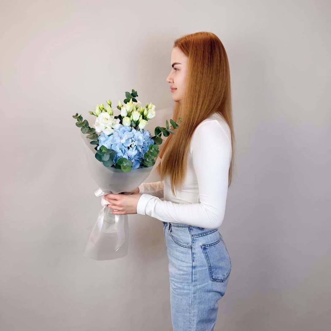 Нежный букет: голубая гортензия, белая эустома и эвкалипт