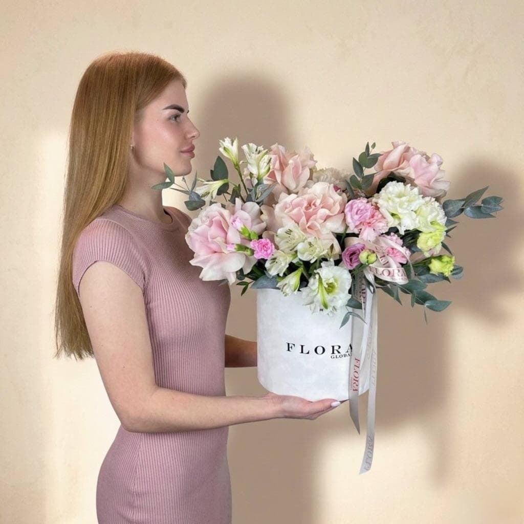 Нежная композиция в шляпной коробке