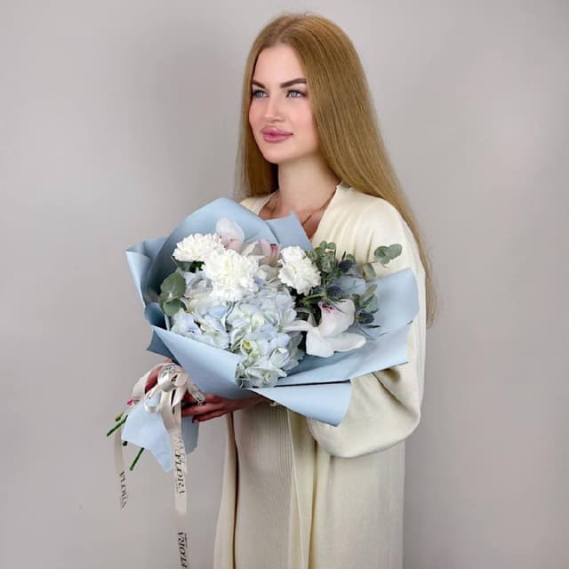 Воздушный букет с голубой гортензией и белыми орхидеями Воздушный букет с голубой гортензией и белыми орхидеями